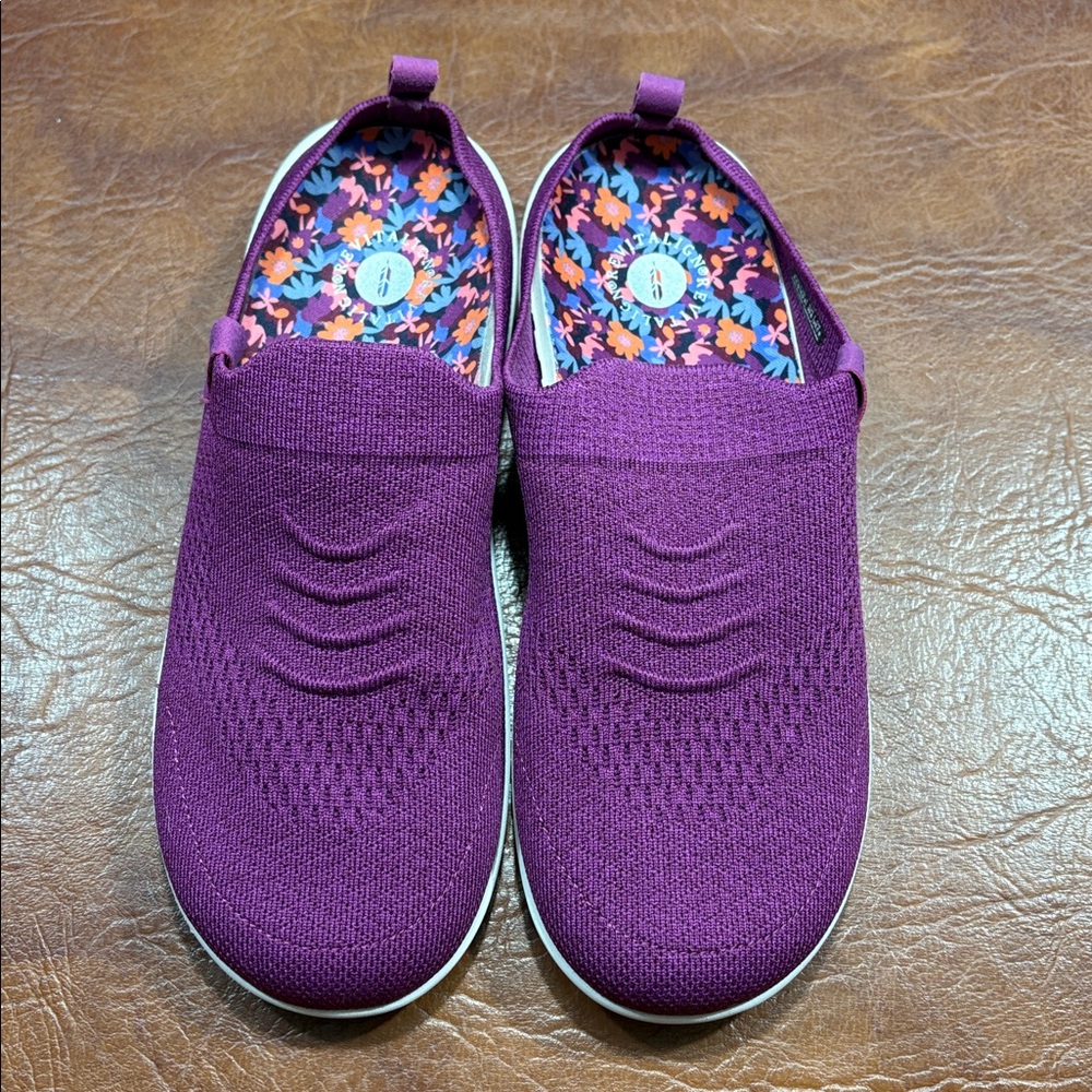 NWOT Revitalign orthotic slip on mules 8.5 Raspberry color soooo cute